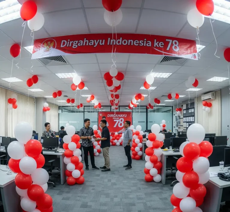 Perwakilan jasa dekorasi 17 Agustus berdiskusi serius dengan klien di lokasi, menunjukkan interaksi personal dan konsultasi layanan.